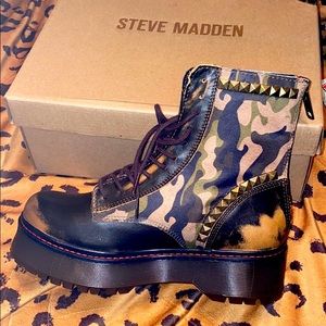 Steve Madden Combat boot